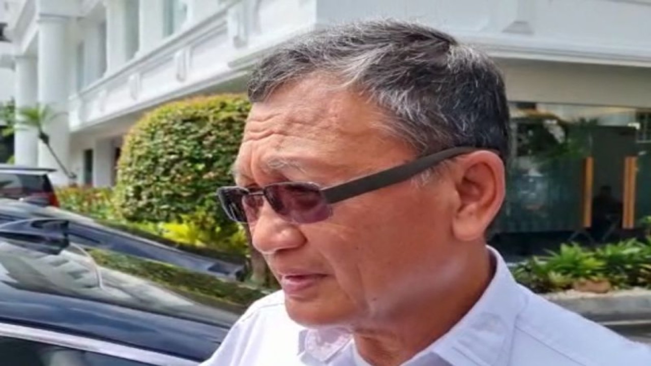 Menteri Energi dan Sumber Daya Mineral Arifin Tasrif memberikan keterangan kepada wartawan di Istana Kepresidenan Jakarta, Rabu (3/5/2023). ANTARA/Rangga Pandu Asmara Jingga