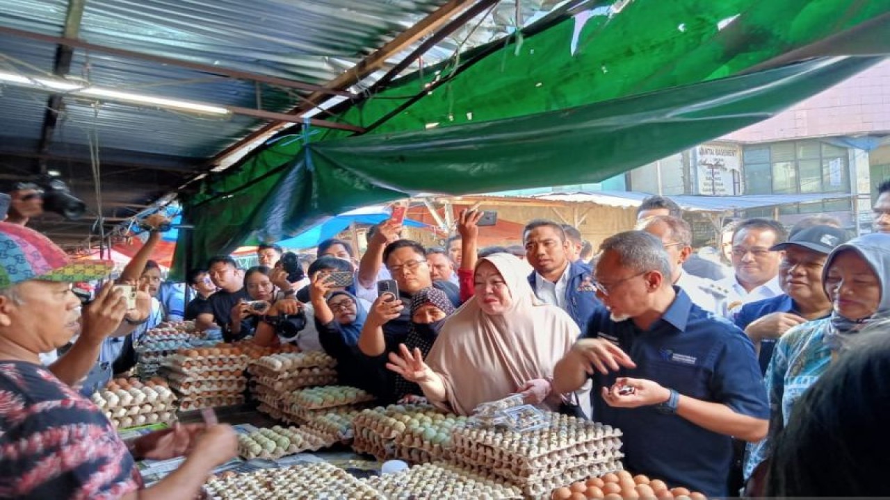 Menteri Perdagangan H Zulkifli Hasan saat melakukan Sidak di dampingi Wali Kota Makassar H Ramdhan Pomanto di Pasar Terong, Makassar, Rabu (3/5/2023). Antara/ Suriani Mappong