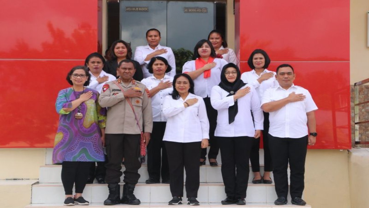 Menteri PPPA Bintang Puspayoga (ketiga kiri), Kapolda NTT Irjen Pol Johanis Asadoma (kedua kiri) berpose bersama di depan ruangan PPA Ditreskrimum Polda NTT di Kupang, Kamis (25/5/2023). ANTARA/Ho-Humas Polda NTT