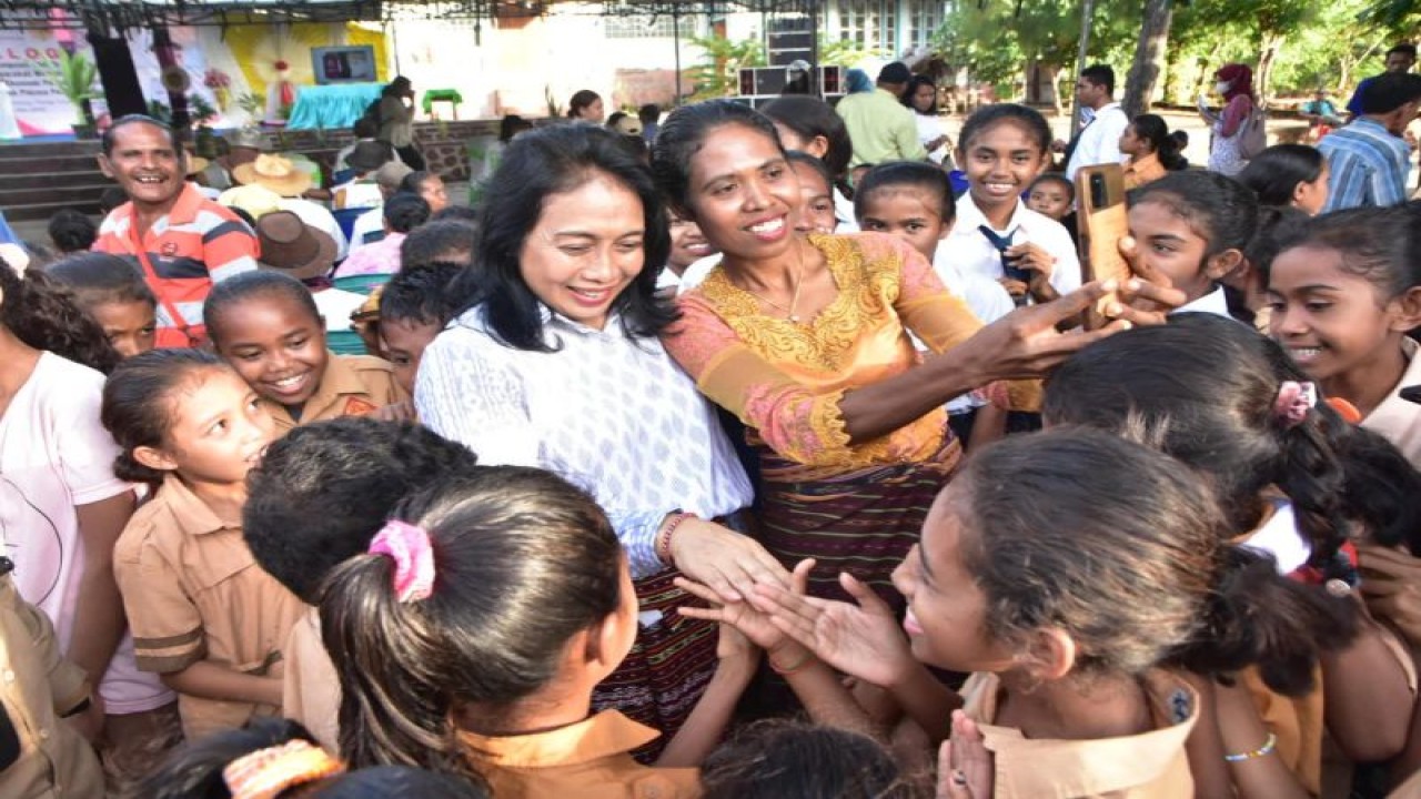 Menteri PPPA Bintang Puspayoga (kiri) saat berkunjung ke desa Wulublolong, Pulau Solor, Kabupaten Flores Timur. ANTARA/Ho-Kemen-PPPA