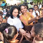 Menteri PPPA Bintang Puspayoga (kiri) saat berkunjung ke desa Wulublolong, Pulau Solor, Kabupaten Flores Timur. ANTARA/Ho-Kemen-PPPA-1685008738