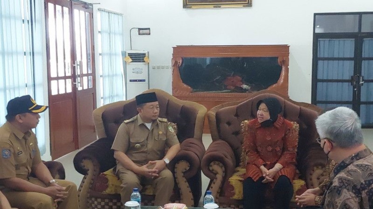 Menteri Sosial Tri Rismaharini berkunjung ke Provinsi Bengkulu, Selasa. (9/5/2023) (FOTO ANTARA/Boyke Ledy Watra)