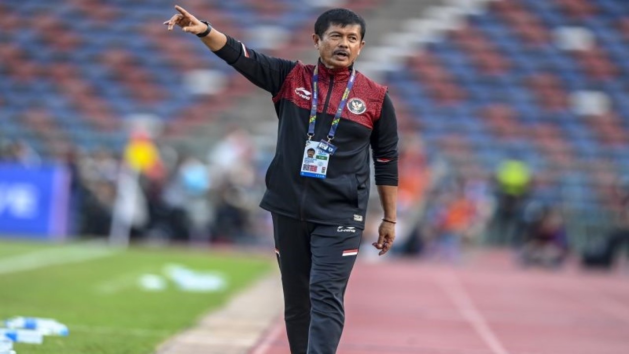 Pelatih timnas Indonesia U-22 Indra Sjafri memberi instruksi kepada pemainnya saat bertanding melawan tim Vietnam pada pertandingan babak semifinal SEA Games 2023 di National Olympic Stadium, Phnom Penh, Kamboja, Sabtu (13/5/2023). . ANTARA FOTO/Muhammad Adimaja/aww. (ANTARA FOTO/MUHAMMAD ADIMAJA)