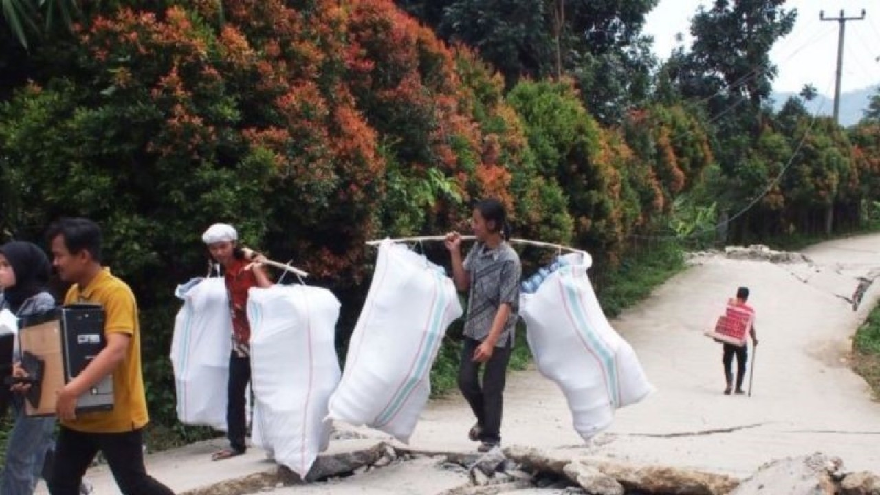 Kondisi lokasi bencana pergeseran tanah di Desa Bojongkoneng, Kecamatan Babakanmadang, Kabupaten Bogor, Jawa Barat, Kamis (15/9/2022). (ANTARA/M Fikri Setiawan)