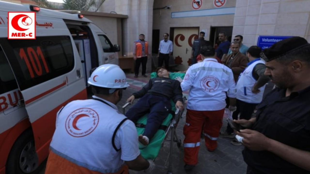 Tim media MER-C menolong korban serangan Israel di Gaza, Palestina, Sabtu (13/5/2023). (ANTARA/HO-MERC)