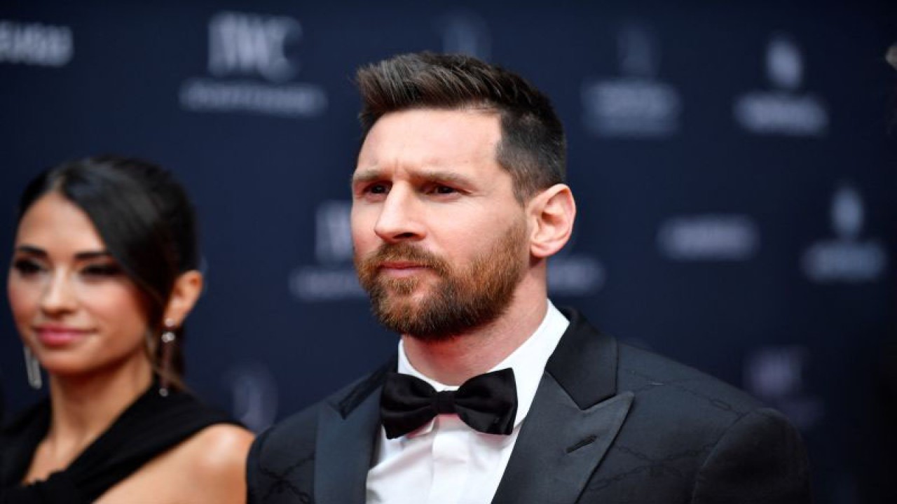 Laureus World Sportsman of the Year nominee Argentinian football player Lionel Messi (R) and his wife Antonela Roccuzzo pose on the red carpet prior to the 2023 Laureus World Sports Awards ceremony in Paris on May 8, 2023. (Photo by JULIEN DE ROSA / AFP) (AFP/JULIEN DE ROSA)