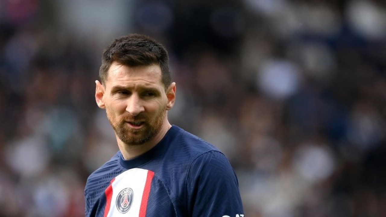 Pemain asal Argentina Lionel Messi saat memperkuat klub Liga Prancis Paris Saint Germain dalam pertandingan melawan FC Lorient di Parc des Princes Stadium Paris 30 April 2023. (AFP/FRANCK FIFE)