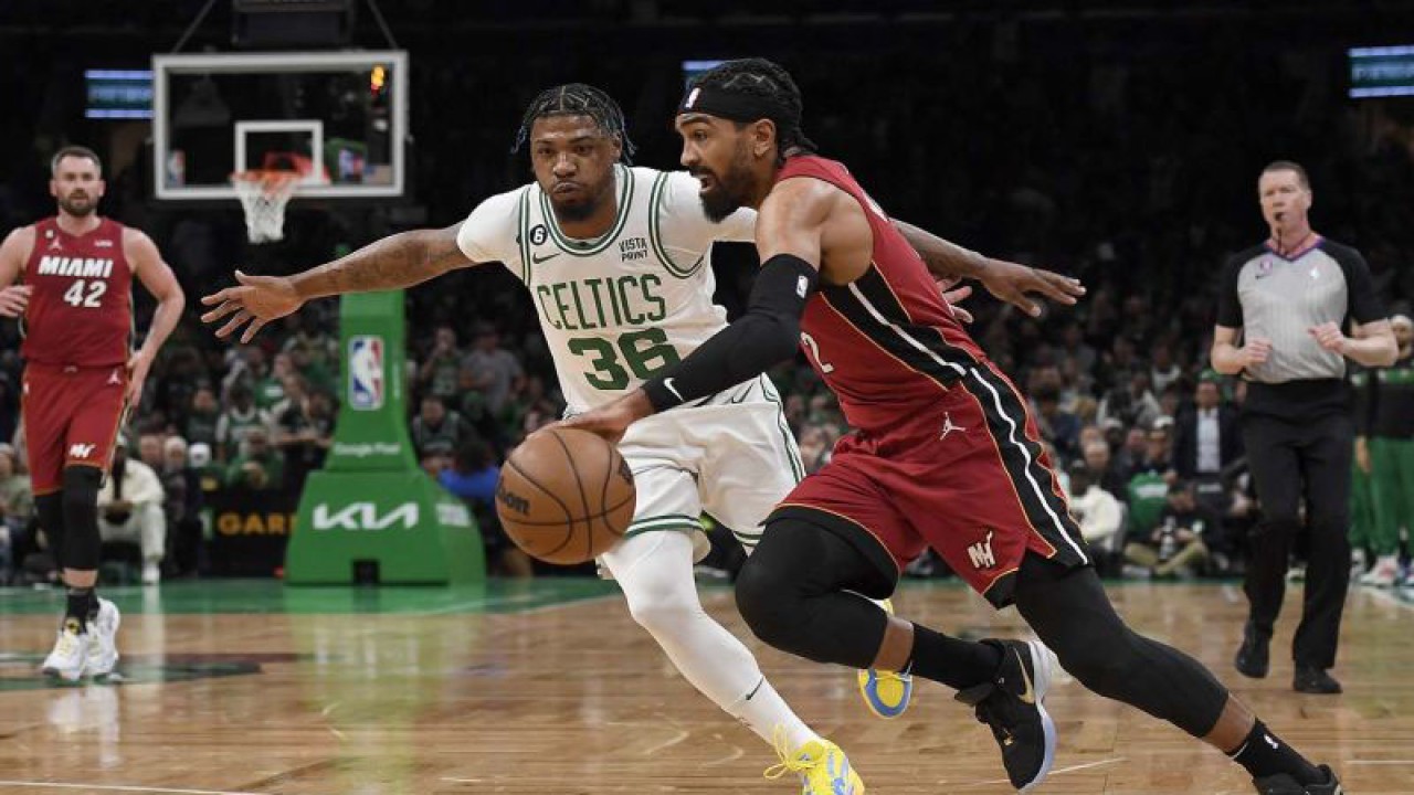 Pebasket Miami Heat Gabe Vincent (2) mencoba melewati pebasket Boston Celtics Marcus Smart (36) pada kuarter satu gim pertama Eastern Conference Finals NBA playoffs 2023 di TD Garden Boston, Massachusetts, AS (17/5/2023). Miami Heat berhasil mengalahkan Boston Celtics 123-116. ANTARA FOTO/Bob DeChiara-USA TODAY Sports via Reuters/aww.