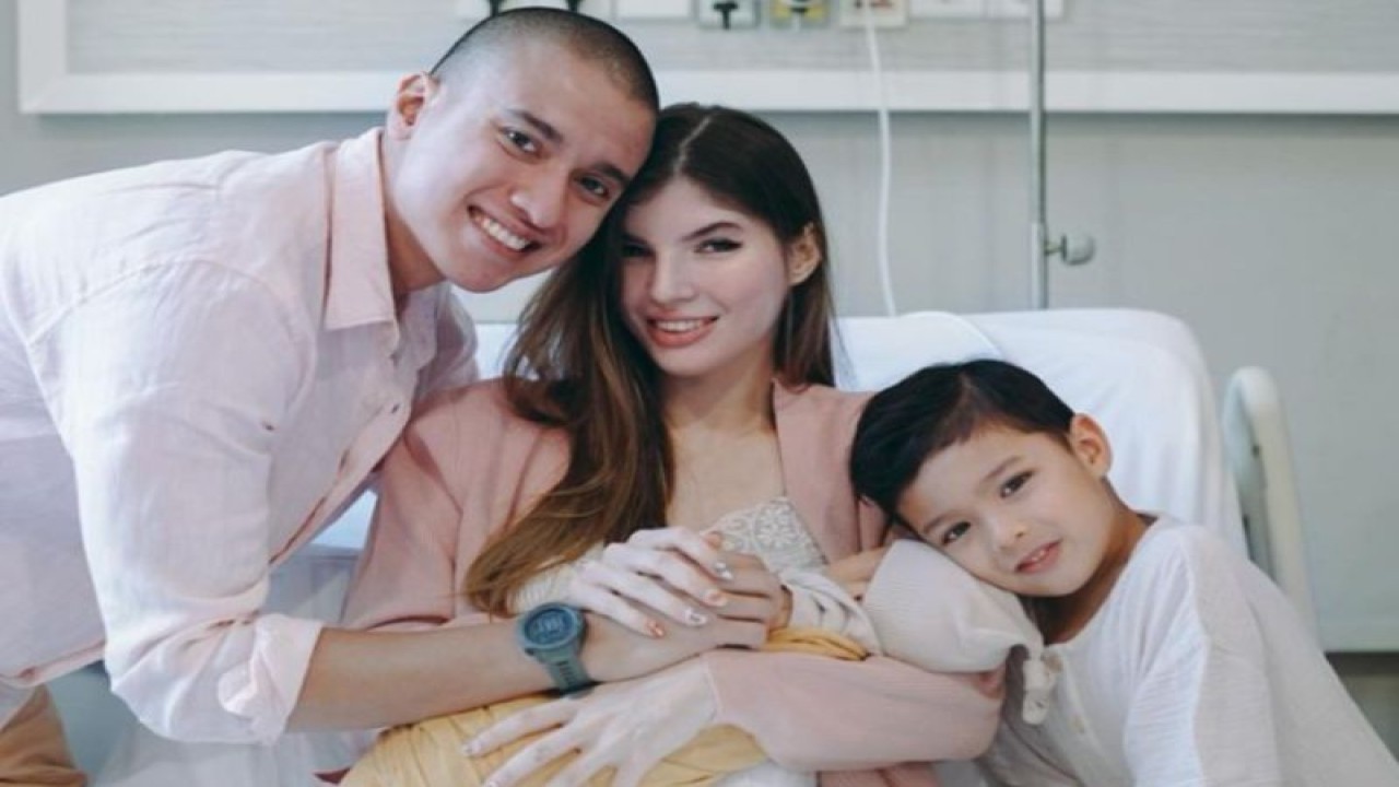 Tangkapan layar pasangan selebriti Mikaila Patritz dan Muhammad Fardhan bersama kedua anak mereka. (instagram.com/mikailapatritz)