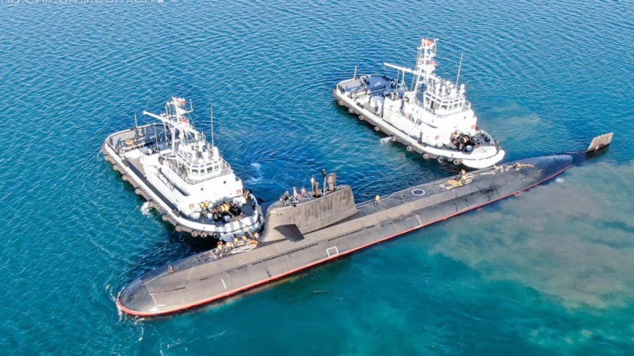 Dua unit kapal tandu membantu kapal selam milik Komando Armada Utara Tentara Pembebasan Rakyat China (PLA) saat hendak merapat di pangkalannya pada Januari 2023. ANTARA/HO-China Military
