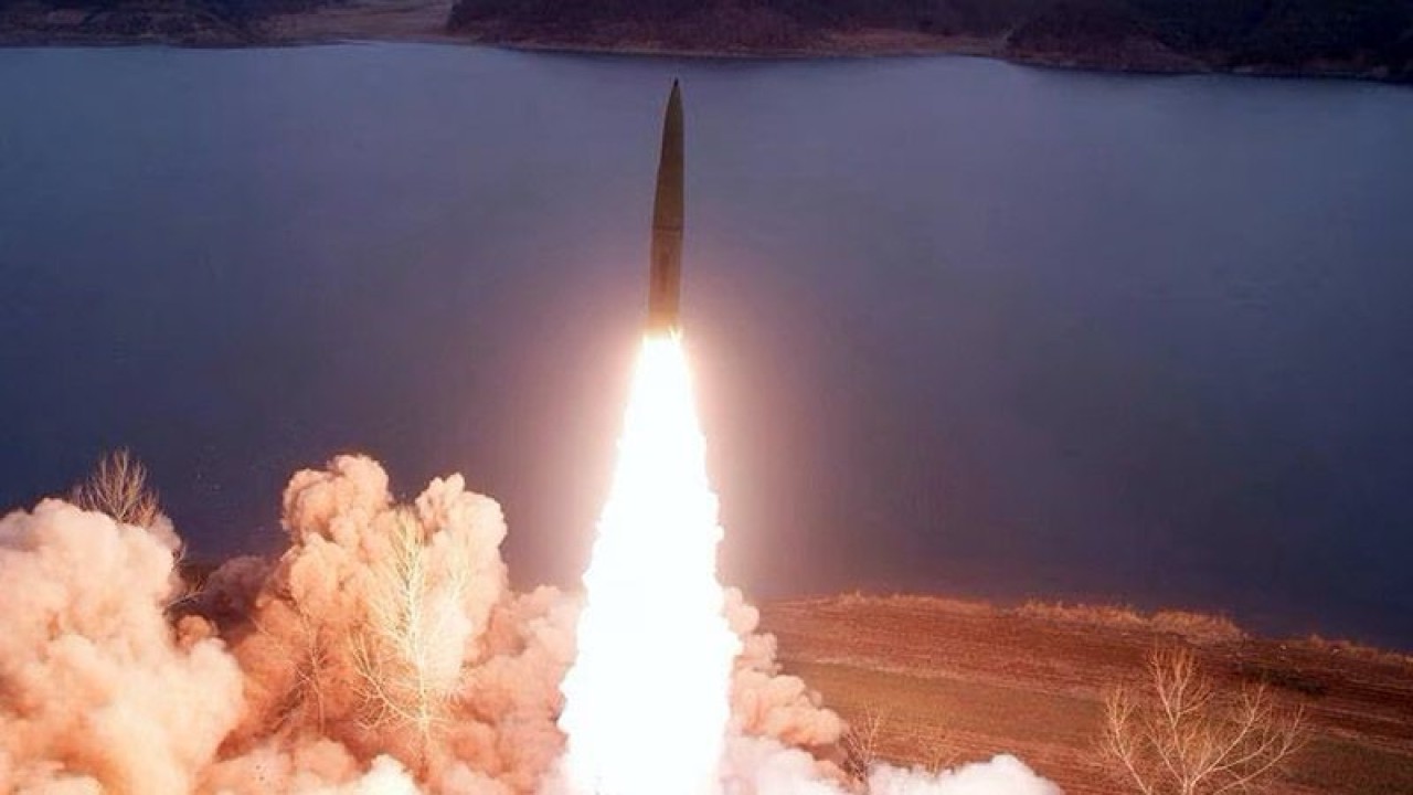 Arsip - Sebuah rudal diluncurkan oleh militer Korea Utara di sebuah lokasi yang dirahasiakan dalam foto yang dirilis oleh kantor berita resmi KCNA, Rabu (15/3/2023). ANTARA/KCNA via REUTERS/as/am.