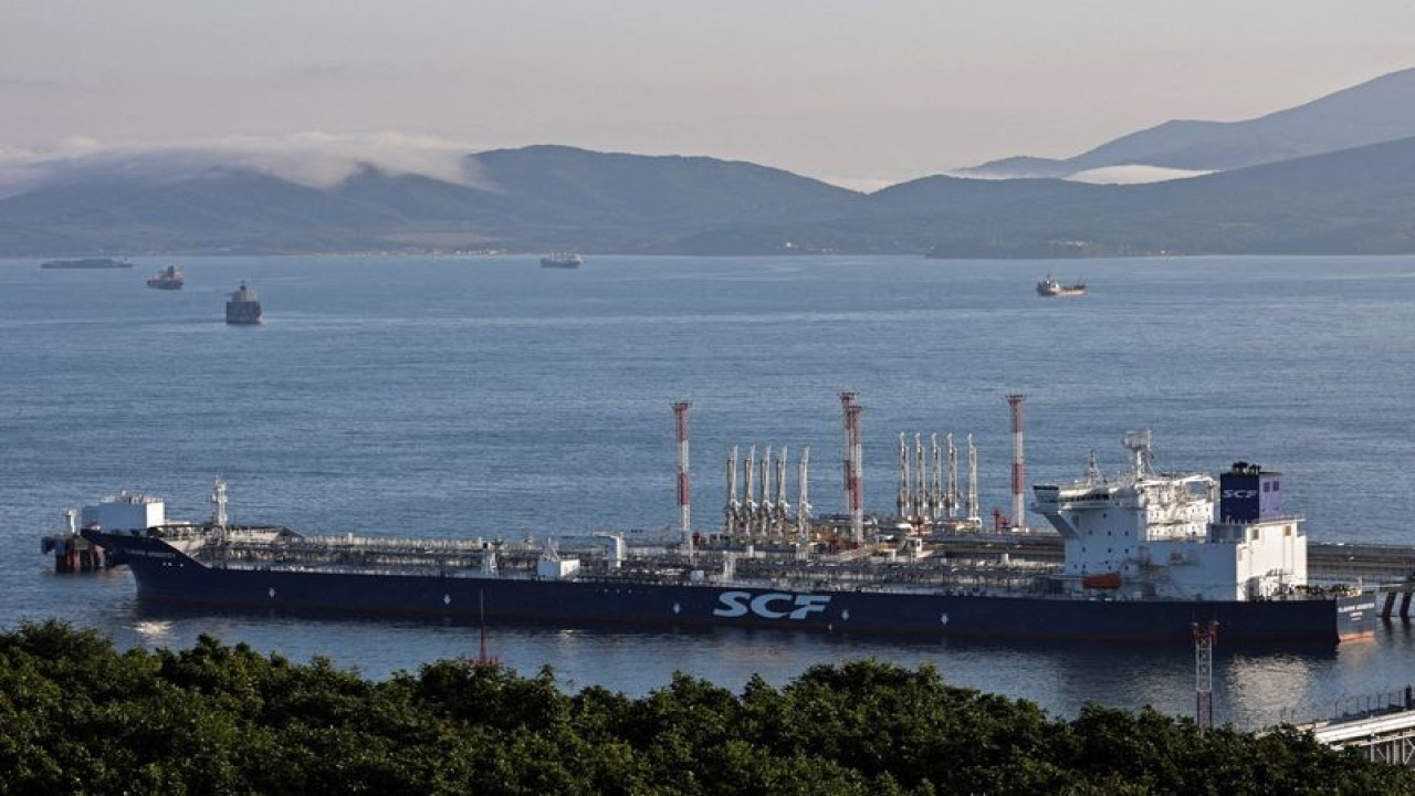 Tampilan udara menunjukkan kapal tanker Vladimir Arsenyev di terminal minyak mentah Kozmino, pantai Teluk Nakhodka, dekat kota pelabuhan Nakhodka, Rusia, pada 12 Agustus 2022. ANTARA/REUTERS/Tatiana Meel