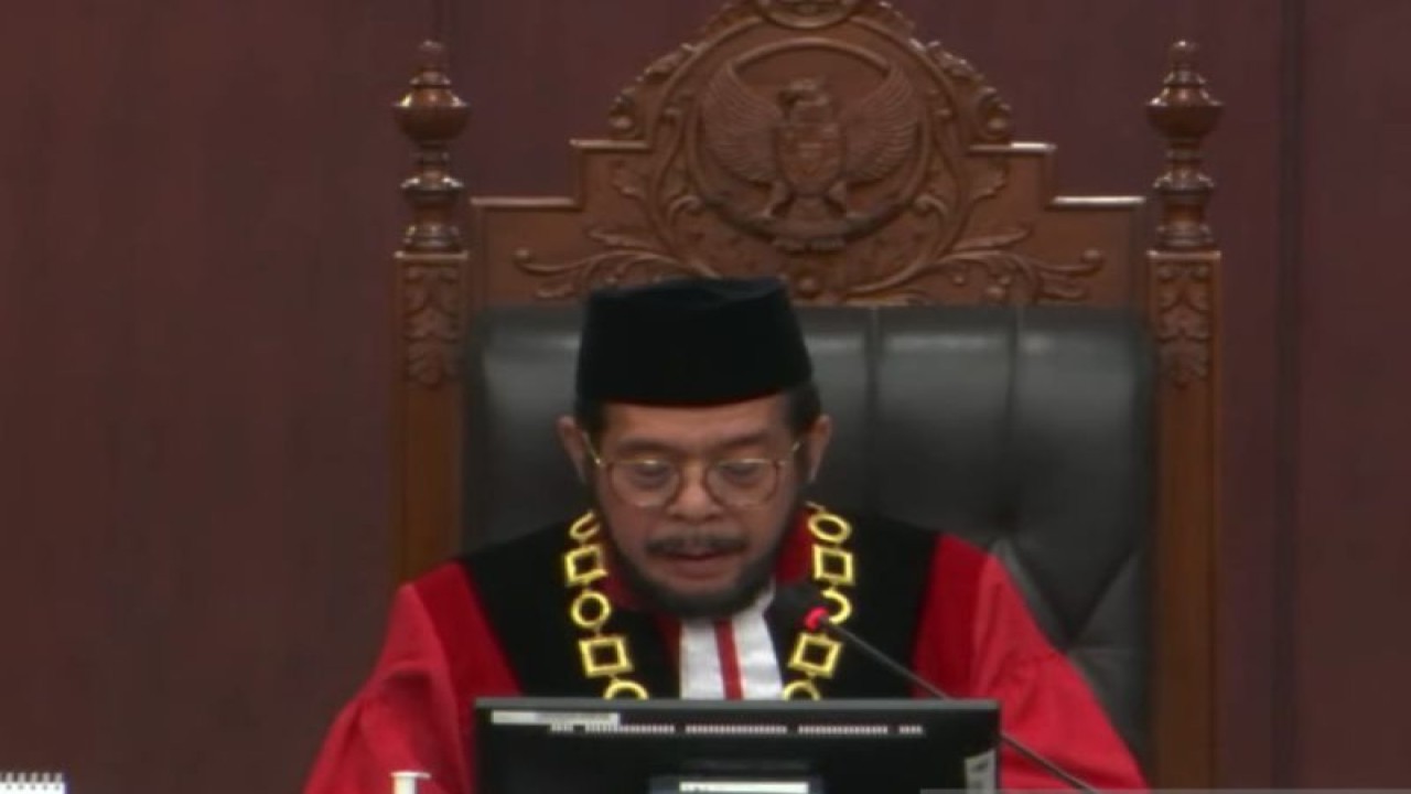 Tangkapan layar - Ketua Mahkamah Konstitusi (MK) Anwar Usman dalam Sidang Pleno Khusus Laporan Tahunan yang disiarkan secara virtual di Jakarta, Rabu (24/5/2023). (ANTARA/Fath Putra Mulya)