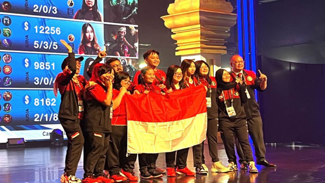 Timnas MLBB putri Indonesia berfoto bersama jajaran pelatih dan pengurus PB ESI setelah memenangkan babak final cabang esports nomor MLBB Putri/Women di SEA Games 2023 Kamboja, Kamis (11/5/2023). (ANTARA/Arnidhya Nur Zhafira)