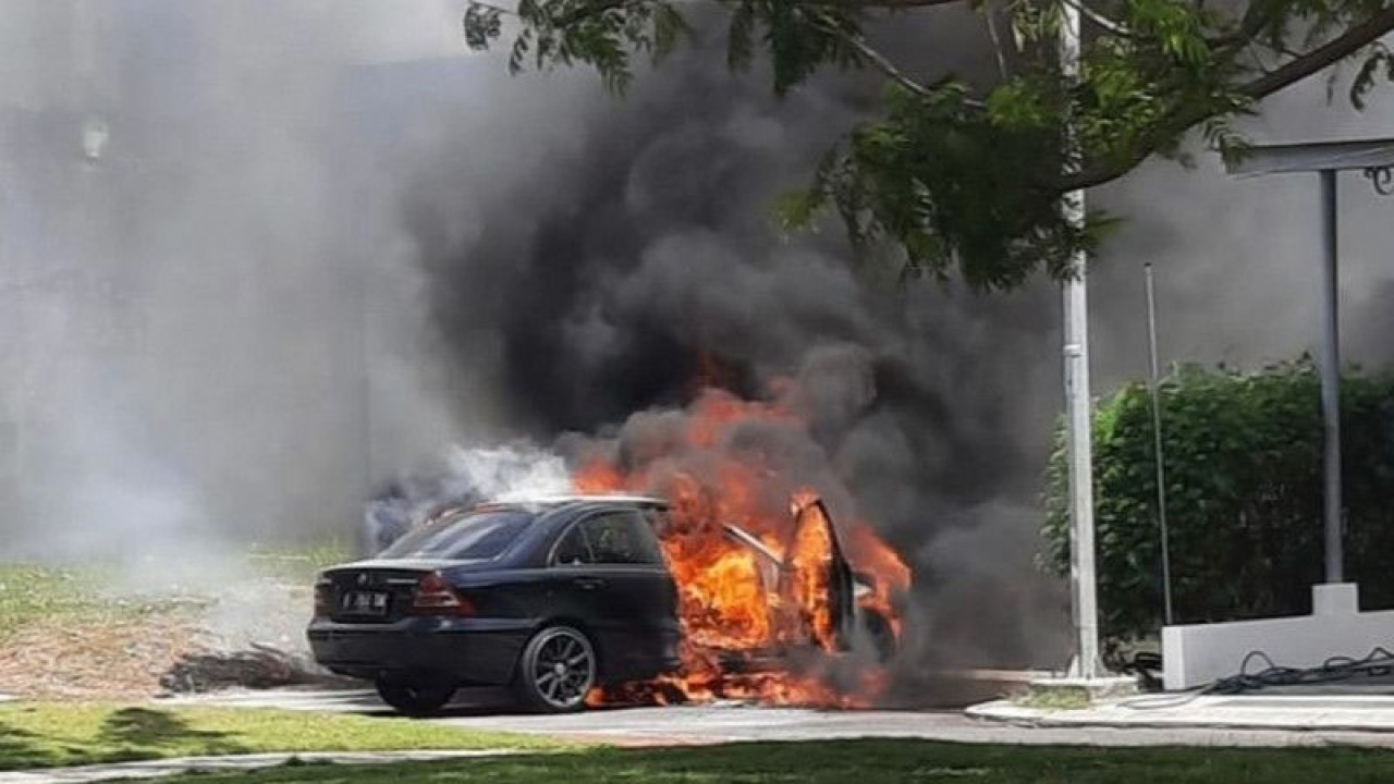 Sebuah mobil Mercedez Benz berpelat nomor B 2041 TBK terbakar di pekarangan rumah di kawasan Cluster Lasein Jakarta Garden City (JGC) RT 16/RW 14, Kelurahan Cakung Timur, Kecamatan Cakung, Jakarta Timur, Jumat (12/5/2023). ANTARA/HO-Sudin Gulkarmat Jakarta Timur