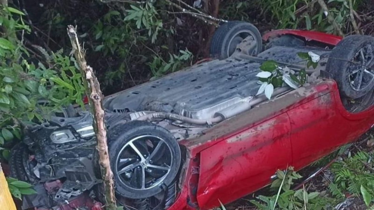 Mobil milik Ketua Komisi III DPRD Gorontalo Utara, Provinsi Gorontalo, Aryati Polapa, SUV Merah dengan nomor polisi DM 1233 FB, masuk jurang di wilayah Bolaang Mongondouw Timur (Boltim), Desa Atoga, Provinsi Sulawesi Utara. (ANTARA/HO-dokumentasi warga)