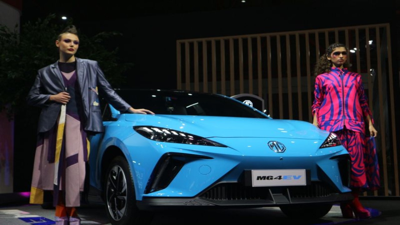 Mobil listrik MG 4 EV keluaran Morris Garage yang diluncurkam di Indonesia International Motor Show (IIMS) 2023, di JIExpo Kemayoran, Jakarta, Kamis (16/2/2023). (ANTARA/Pamela Sakina)