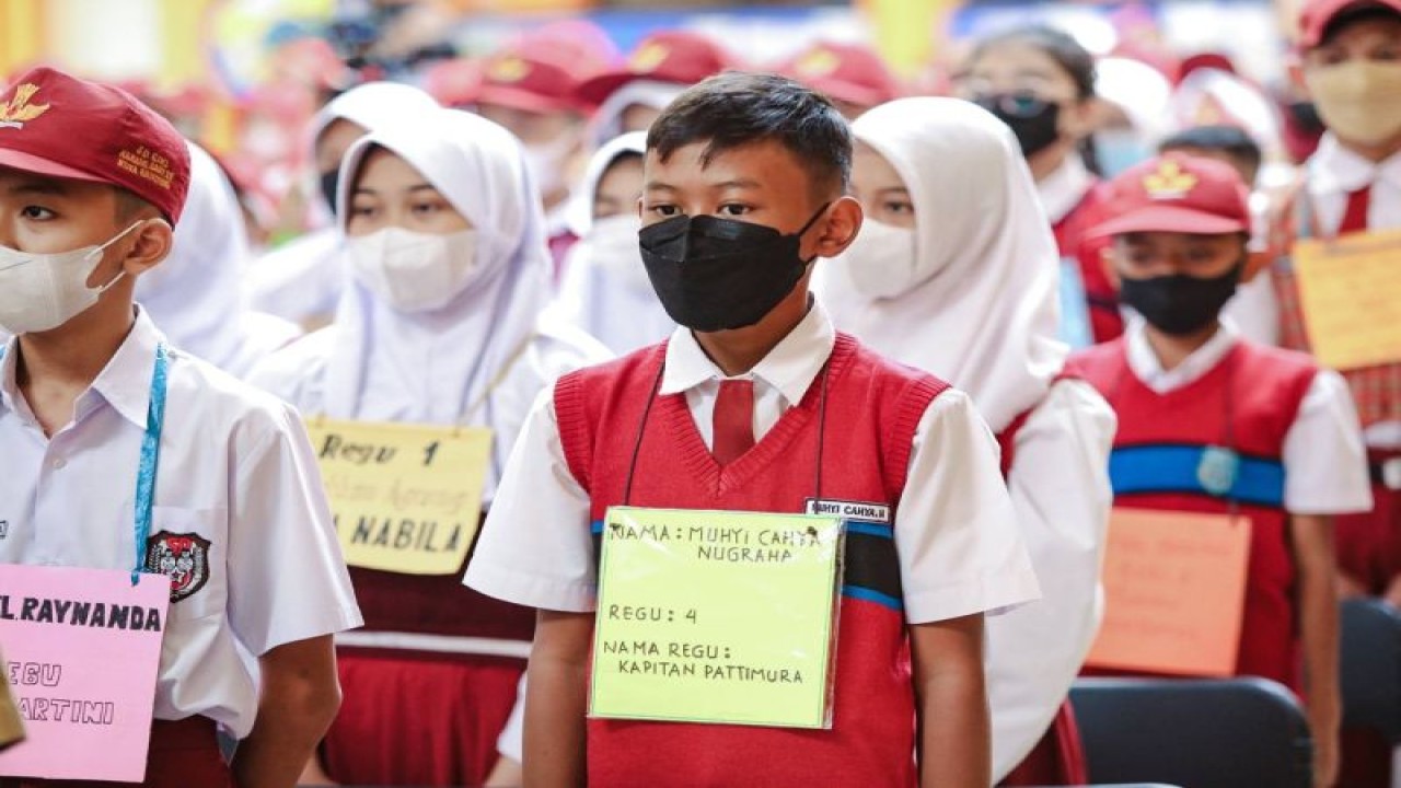 Para siswa tengah mengikuti kegiatan orientasi sekolah sebagai siswa baru di salah satu Sekolah Menengah Pertama (SMP) di Kota Bandung. (ANTARA/HO Pemkot Bandung)