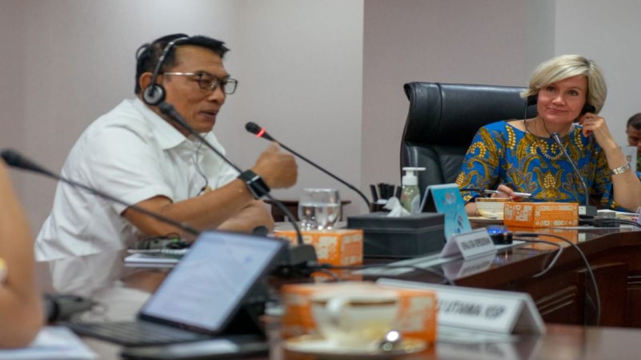 Kepala Staf Kepresienan Moeldoko menerima kunjungan Kepala Perwakilan Bank Dunia untuk Indonesia dan Timor-Leste Satu Kahkonen di Gedung Bina Graha, Jakarta, Selasa (16/5/2023). (ANTARA/HO KSP)