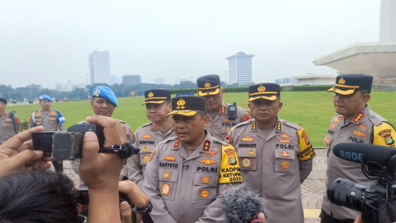 Kapolda Metro Jaya Irjen Pol Karyoto saat diwawancarai di kawasan Monas, Jakarta Pusat, Senin(1/5/2023). ANTARA/Ilham Kausar