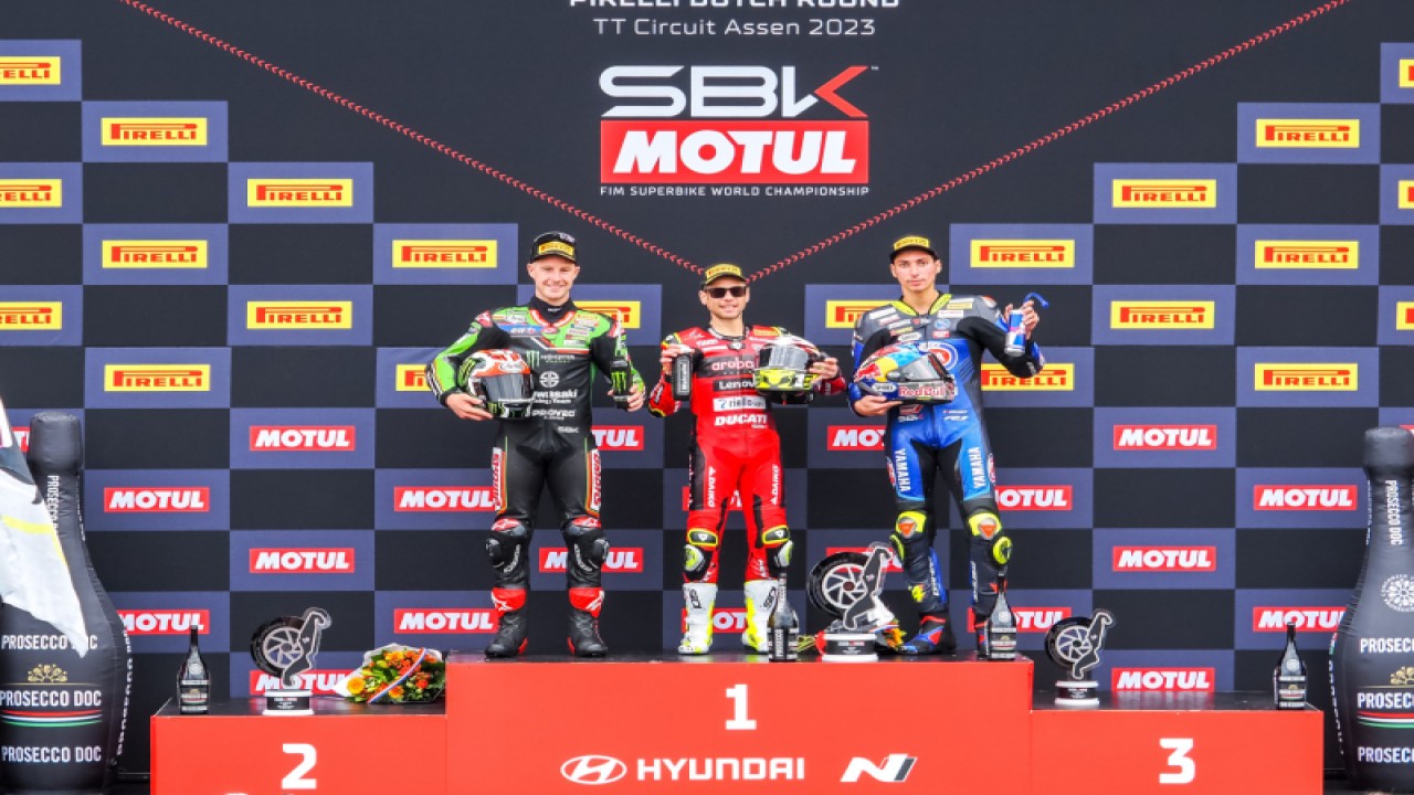 Pebalap Alvaro Bautista (Aruba.It Ducati), Jonathan Rea (Kawasaki Racing), dan Toprak Razgatlioglu (Pata Yamaha Prometeon) berdiri di podium setelah memenangkan Race 1 WSBK Assen, Sabtu (22/4/2023). (ANTARA/HO/WSBK)