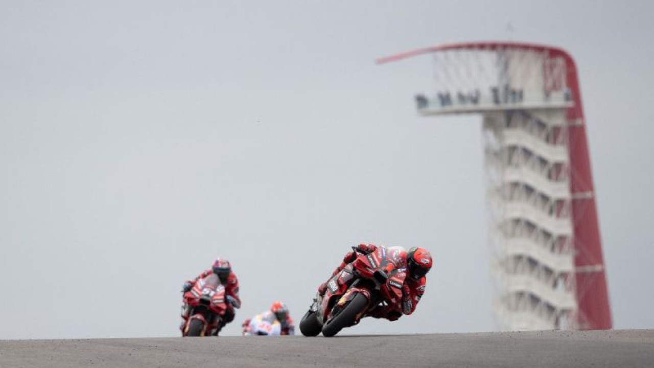 Arsip - Pebalap Francesco "Pecco" Bagnaia (Ducati Lenovo) memimpin balapan Grand Prix Amerika yang digelar di Circuit of the Americas, Austin, Texas, Amerika Serikat, Sabtu (15/4/2023). ANTARA/AFP/Getty Images via AFP/MIRCO LAZZARI GP.