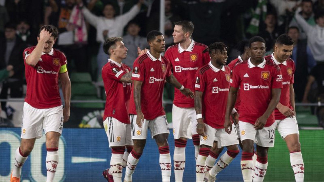Marcus Rashford (ketiga kiri) melakukan selebrasi setelah mencetak gol untuk Manchester United dalam pertandingan babak 16 besar Liga Europa melawan Real Betis di Benito Villamarin pada 16 Maret 2023. ANTARA/AFP/JORGE GUERRERO