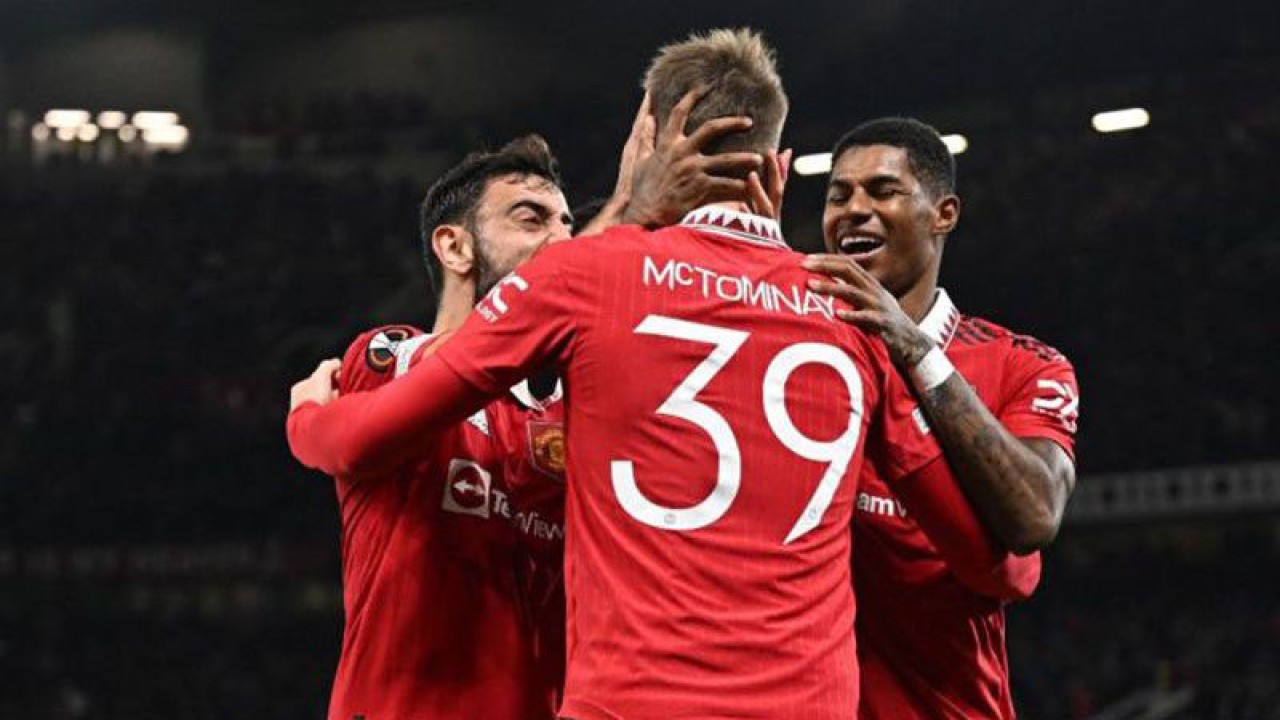 Gelandang Manchester United Scott McTominay (tengah) dan rekannya striker Marcus Rashford (kanan) serta gelandang Bruno Fernandes, semuanya dalam foto 13 Oktober 2022 ketika MU menghadapi Omonia dalam laga Liga Europa. Ketiga pemain mencetak gol ketika United mengalahkan Aston Villa 4-2 dalam Piala Liga di Old Trafford, 10 November 2022. ANTARA/AFP/OLI SCARFF/pri. (ANTARA/AFP/OLI SCARFF)