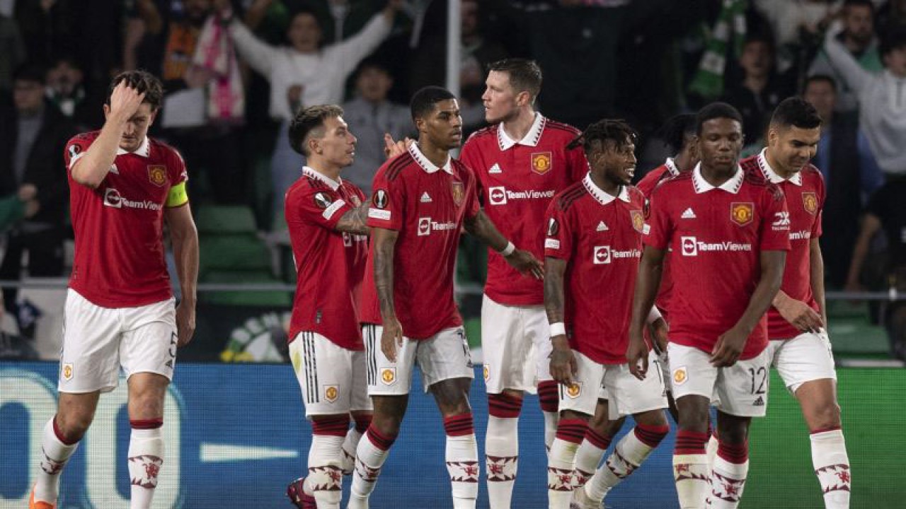 Pemain depan Manchester United Marcus Rashford (ketiga dari kiri) merayakan gol pada pertandingan Liga Europa melawan Real Betis di Stadion Benito Villamarin di Sevilla16 Maret 2023. (ANTARA/AFP/JORGE GUERRERO)