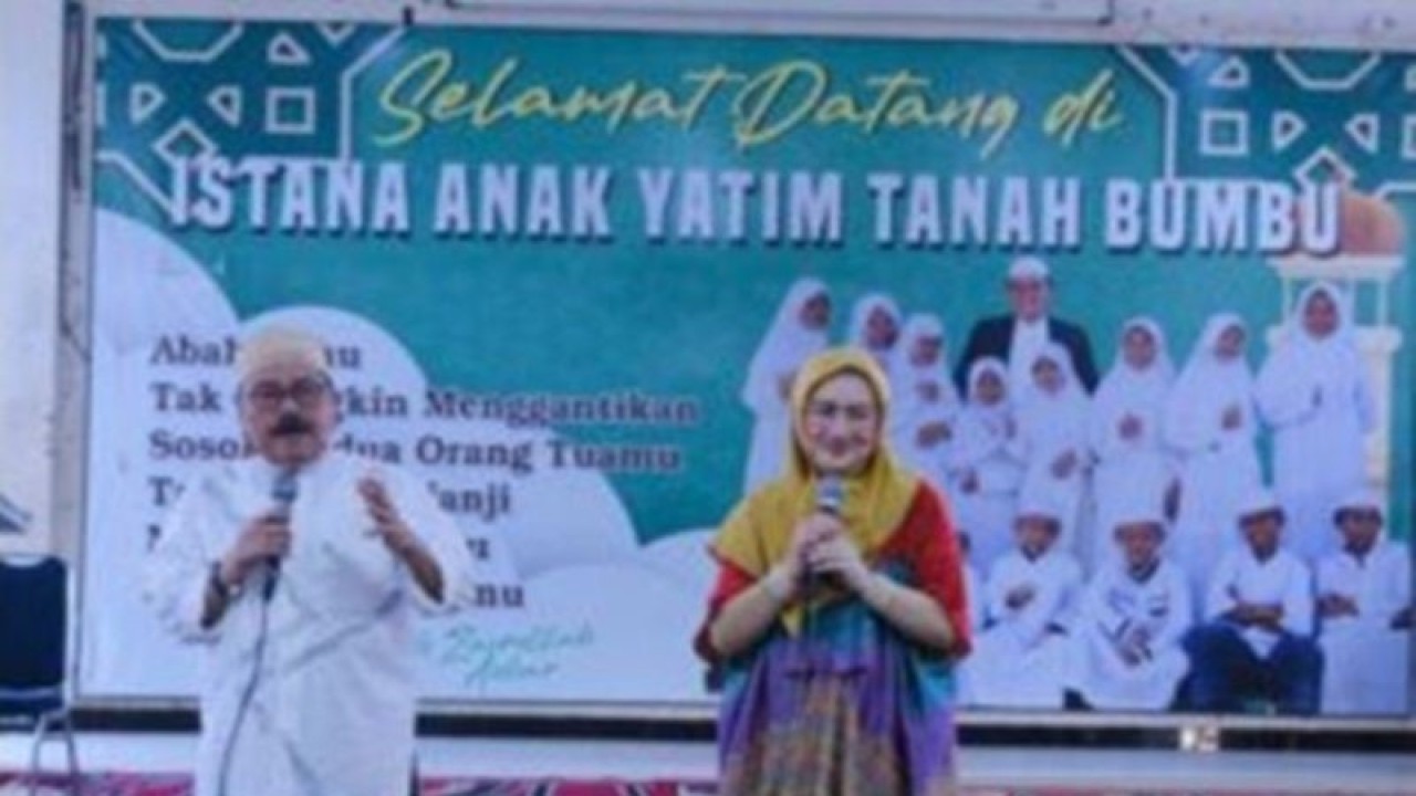Muchsin Alatas dan Titiek Sandhora (ANTARA/HO-Diskominfo Tanah Bumbu) Batulicin (ANTARA) - Pasangan artis