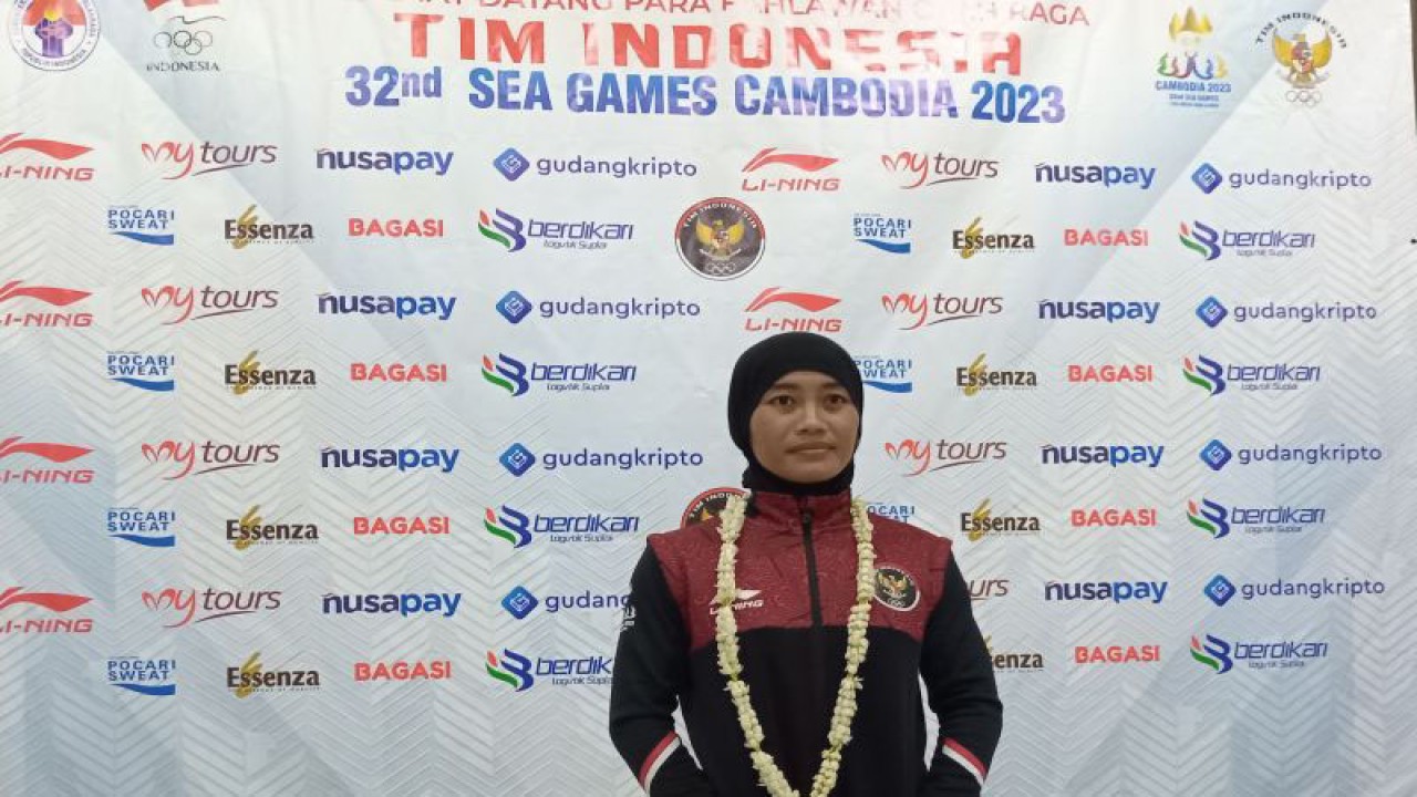 Atlet obstacle race putri Indonesia Mudji Mulyani berpose setelah tiba dari Kamboja, di Bandara Soekarno-Hatta, Tangerang, Selasa (9/5/2023). (ANTARA/RAUF ADIPATI)