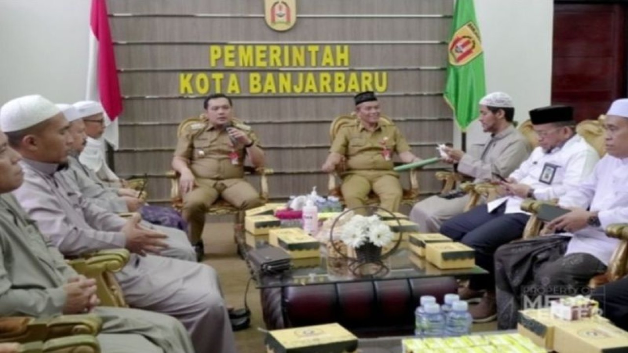 Wali Kota Banjarbaru Muhammad Aditya Mufti Ariffin bersama Sekda Said Abdullah dalam pertemuan dengan ulama dan ustadz yang siap diberangkatkan ke Negeri Yaman di Kota Tarim untuk mengikuti program Dauroh, Senin (29/5/2023). (ANTARA/HO-Medcen Kominfo Banjarbaru)