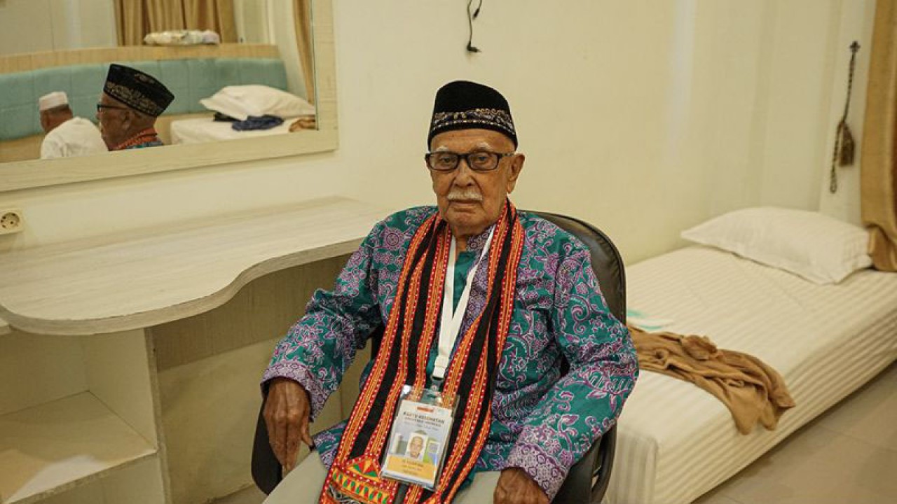 Muhammad Taher Abdussalam (100) jamaah calon haji tertua Embarkasi Aceh tahun 2023 saat berada di Asrama Haji Embarkasi Aceh, Minggu (28/5/2023). (ANTARA/Khalis Surry)