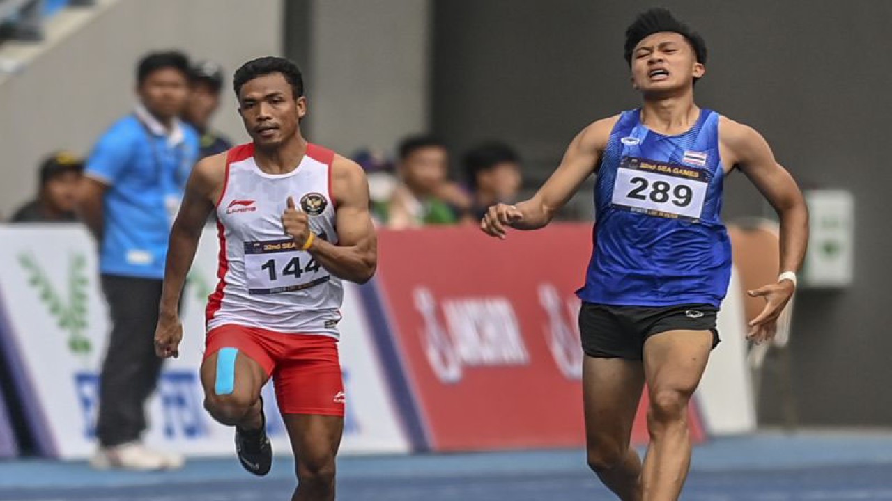 Pelari putra Indonesia Lalu Muhammad Zohri (kiri) beradu cepat dengan pelari Thailand Puripol Boonson (kanan) pada nomor lari 200 meter SEA Games 2023 di Phnom Penh, Kamboja, Senin (8/5/2023). Zohri meraih medali perunggu. ANTARA FOTO/Muhammad Adimaja/tom. (ANTARA FOTO/MUHAMMAD ADIMAJA)