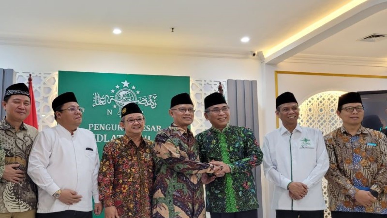 Ketua Umum PP Muhammadiyah Haedar Nashir (keempat kiri) berjabat tangan dengan Ketua Umum PBNU Yahya Cholil Staquf (ketiga kanan) saat bersilaturahim di Kantor Pusat PBNU, Jakarta, Kamis (25/5/23). (ANTARA/Sean Filo Muhamad)