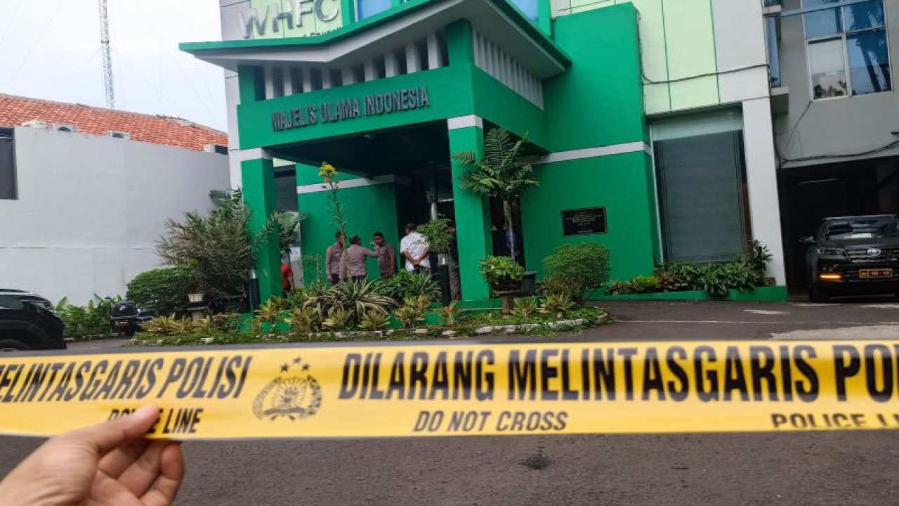 Situasi di depan gedung MUI yang telah dipasang garis polisi, Jakarta Pusat, Selasa (2/5/2023) ANTARA/Ilham Kausar