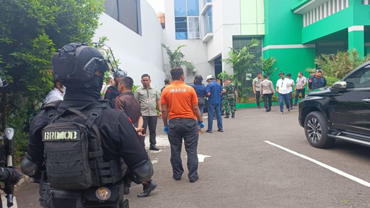 Situasi di gedung MUI Jakarta Pusat yang telah dijaga sejumlah pihak kepolisian, Jakarta, Selasa (1/5/2023) ANTARA/Ilham Kausar