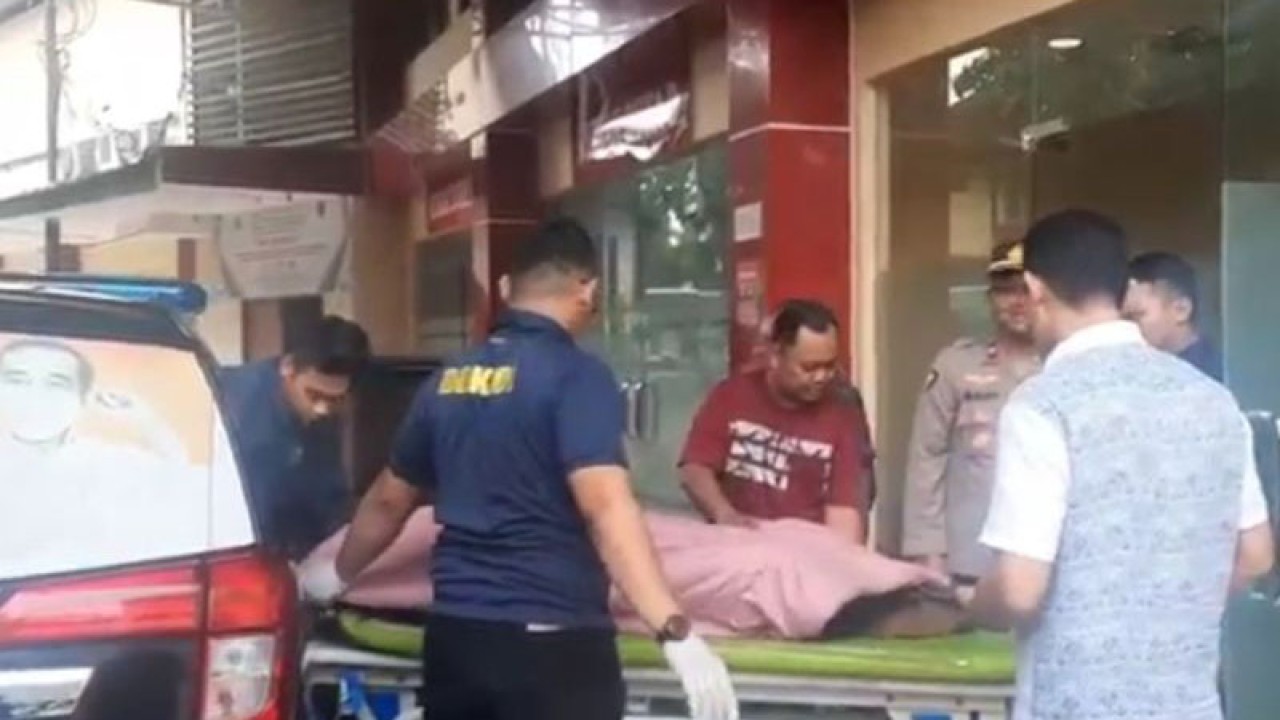 Jenazah pelaku penembakan di Kantor Majelis Ulama Indonesia (MUI) Pusat tiba di Rumah Sakit Bhayangkara TK I Raden Said Sukanto (RS Polri), Kramat Jati, Jakarta Timur, Selasa (2/5/2023). ANTARA/Syaiful Hakim