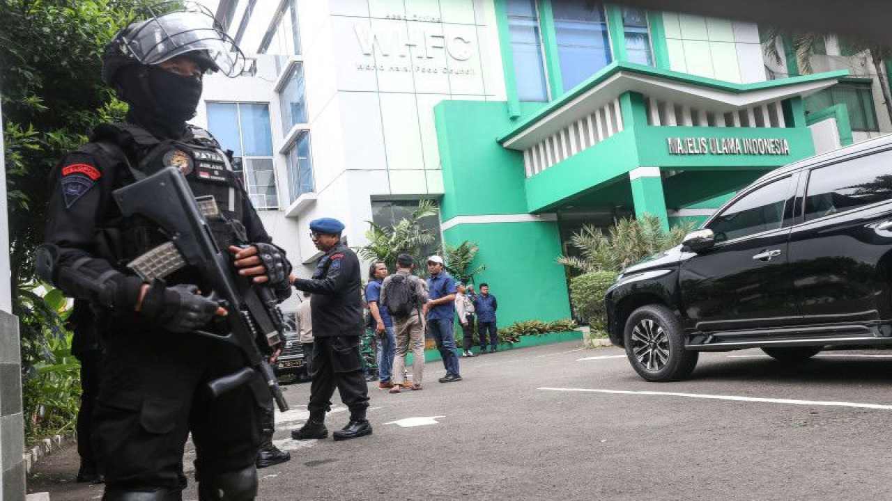 Anggota Brimob berjaga usai kejadian penembakan di Kantor Majelis Ulama Indonesia (MUI) Pusat, Jakarta, Selasa (2/5/2023). ANTARA FOTO/Asprilla Dwi Adha/tom.