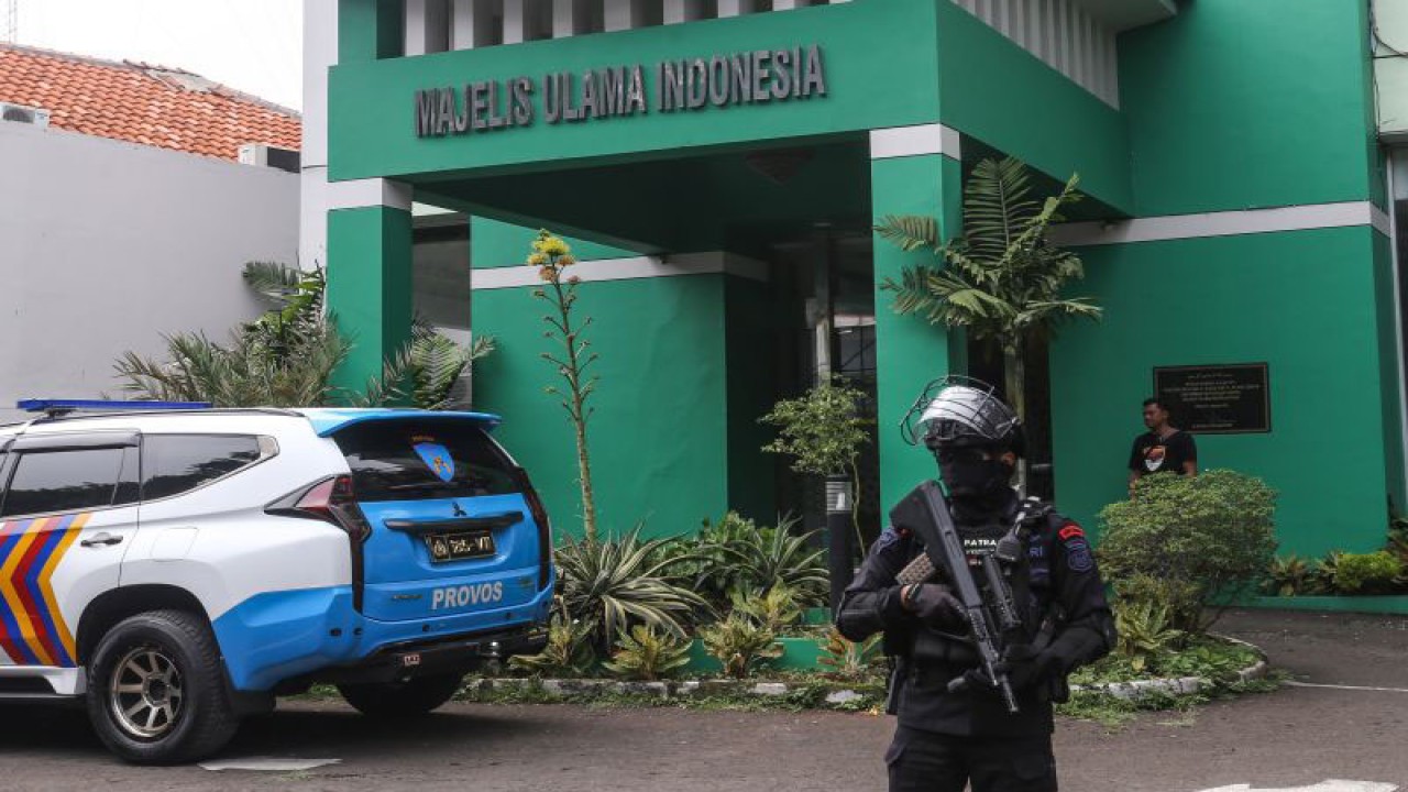 Anggota Brimob berjaga usai kejadian penembakan di Kantor Majelis Ulama Indonesia (MUI) Pusat, Jakarta, Selasa (2/5/2023). ANTARA FOTO/Asprilla Dwi Adha/tom