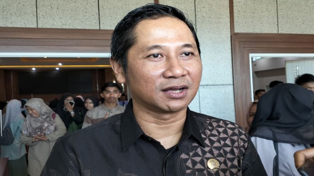 Ketua Komisi Yudisial Prof Mukti Fajar Nur Dewata saat diwawancarai awak media massa di Padang, Rabu, (17/5). ANTARA/Muhammad Zulfikar.