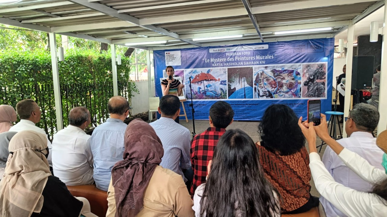Atase Kedutaan Besar Prancis Ibu Charlotte Esnou saat memberikan sambutan di pameran foto tunggal bertemakan Mural dan Graffiti karya Hasiholan Siahaan XIV di Institut Francais Indonesia di Jakarta/ist