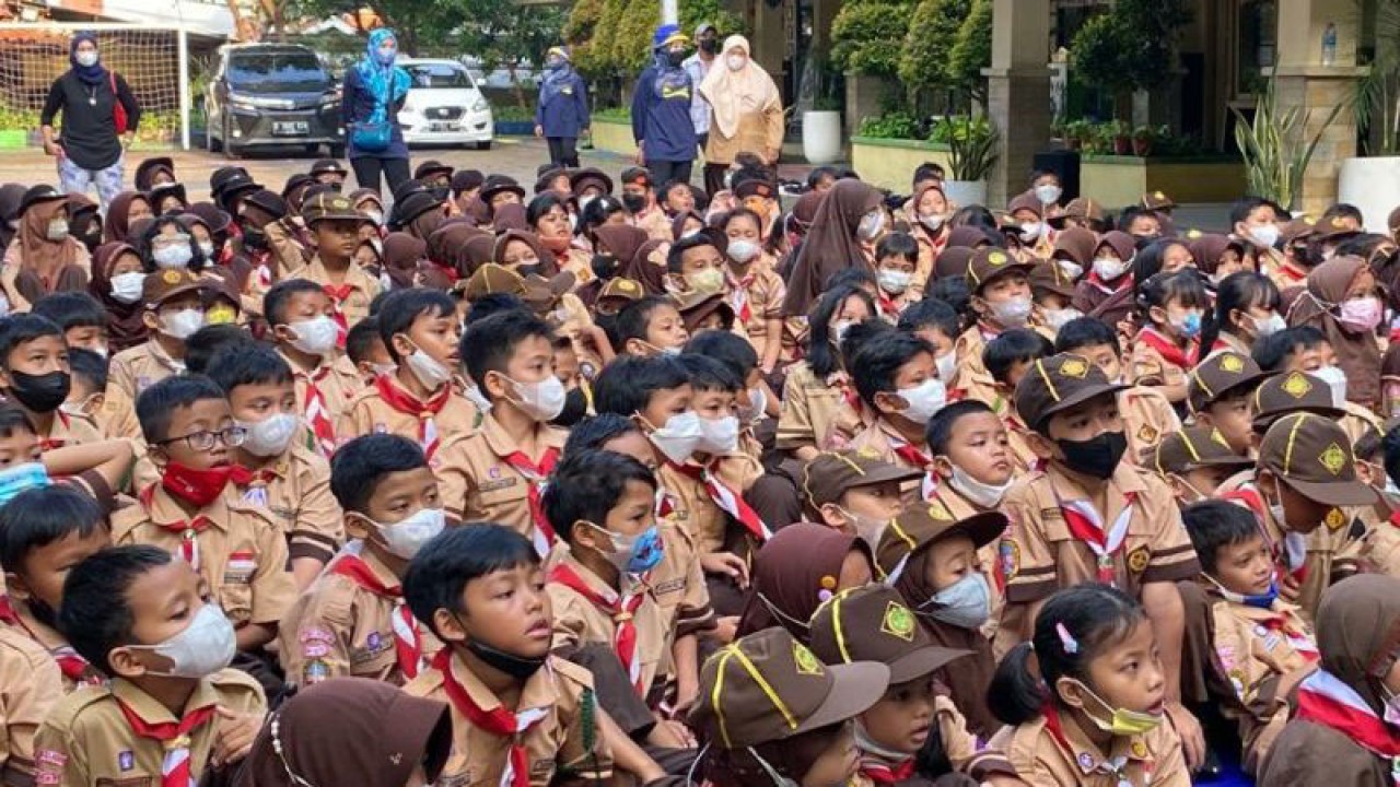 Sejumlah murid berkumpul di halaman sekolah untuk mengikuti kegiatan di Jakarta, Jumat (26/5/2023). ANTARA/Luthfia Miranda Putri