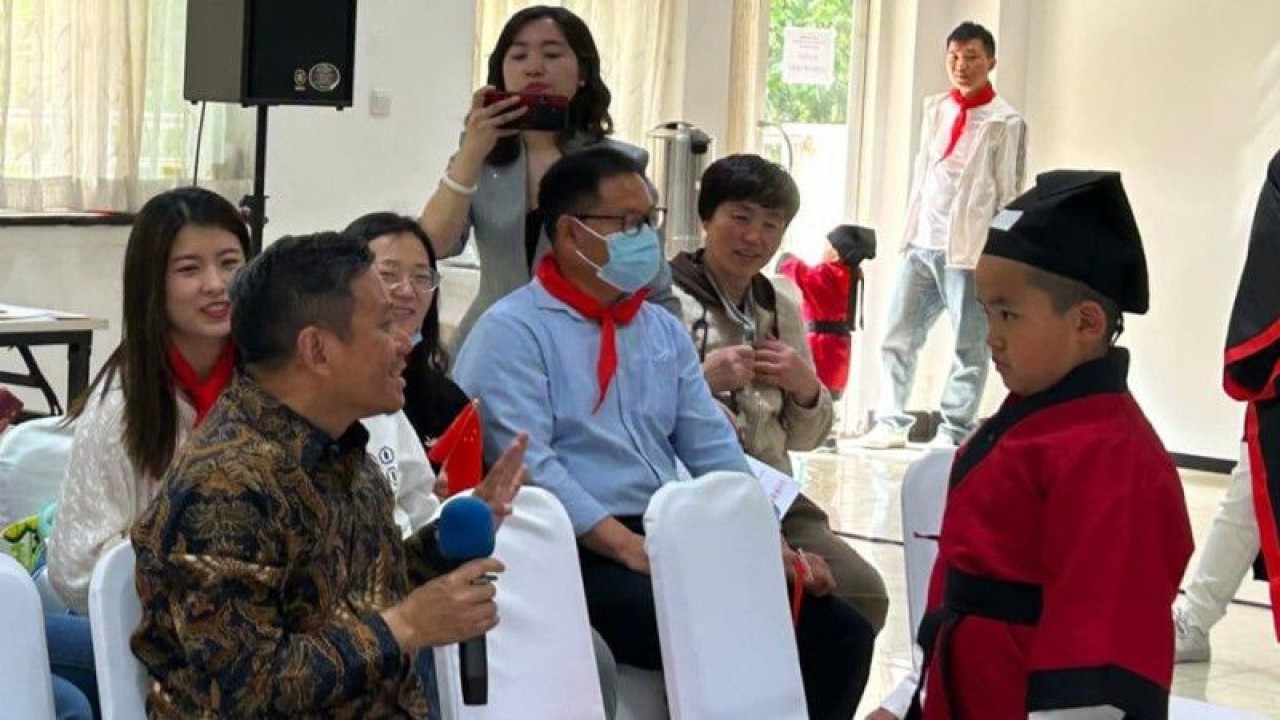Atase Pendidikan dan Kebudayaan KBRI Beijing Yudil Chatim mengajukan pertanyaan kepada salah seorang murid sekolah dasar di Beijing saat melakukan kunjungan ke KBRI Beijing, Selasa (2/5/2023). (ANTARA/HO-KBRI Beijing)