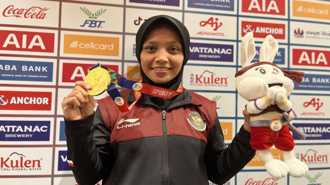 Pegulat putri Indonesia Mutiara Ayuningtias berfoto dengan medali emas saat ditemui usai upacara pemberian medali di Hall E Chroy Changvar Convention Center, Phnom Penh, Kamboja, Senin (15/5/2023). (ANTARA/Arnidhya Nur Zhafira)
