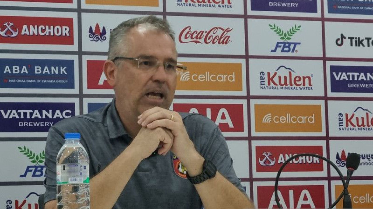 Pelatih timnas Myanmar Michael Feichtenbeiner memberikan keterangan usai laga melawan Indonesia di Olympic Stadium, Phnom Penh, Kamboja, Kamis (4/5/2023). ANTARA/Bayu Kuncahyo