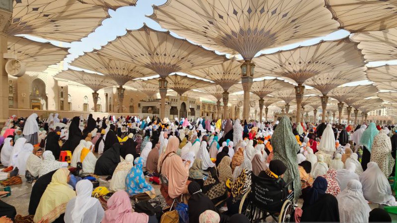 Jamaah tengah shalat di Masjid Nabawi, Madinah. ANTARA/Nur Istibsaroh