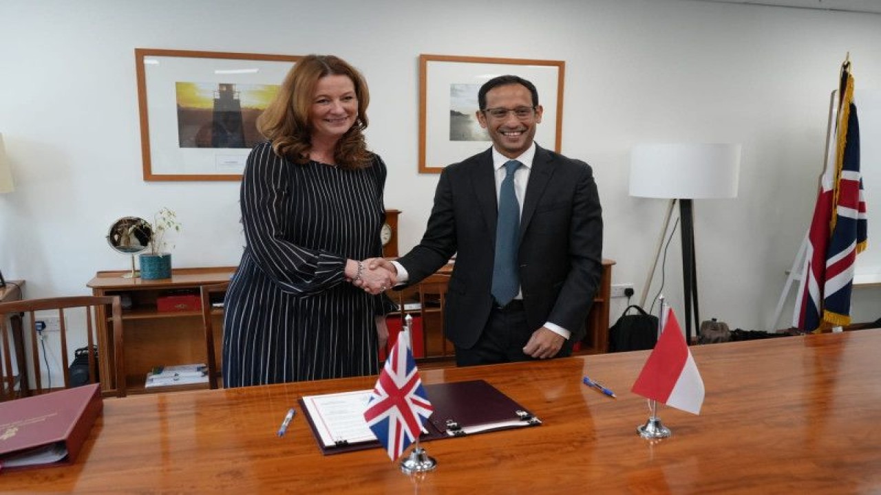 Menteri Pendidikan, Kebudayaan, Riset, dan Teknologi (Mendikbudristek) Nadiem Anwar Makarim memperkenalkan Kampus Merdeka kepada para perwakilan perguruan tinggi dan industri dari penjuru Britania Raya di London, Inggris, Selasa (9/5/2023). ANTARA/HO-Kemendikbudristek