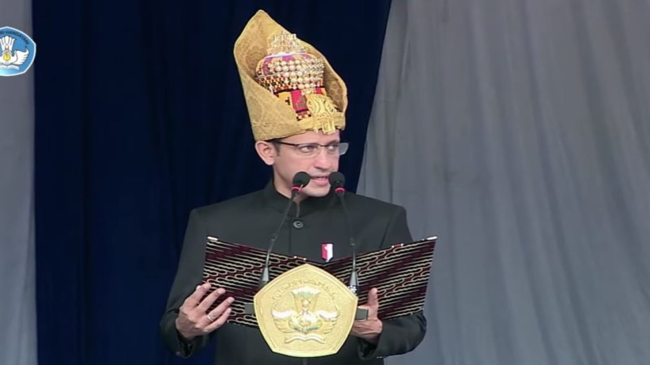 Menteri Pendidikan, Kebudayaan, Riset, dan Teknologi (Mendikbudristek) Nadiem Anwar Makarim saat memimpin upacara peringatan Hardiknas 2023 di Jakarta, Selasa (2/5/2023). (ANTARA/AstridFaidlatulHabibah)