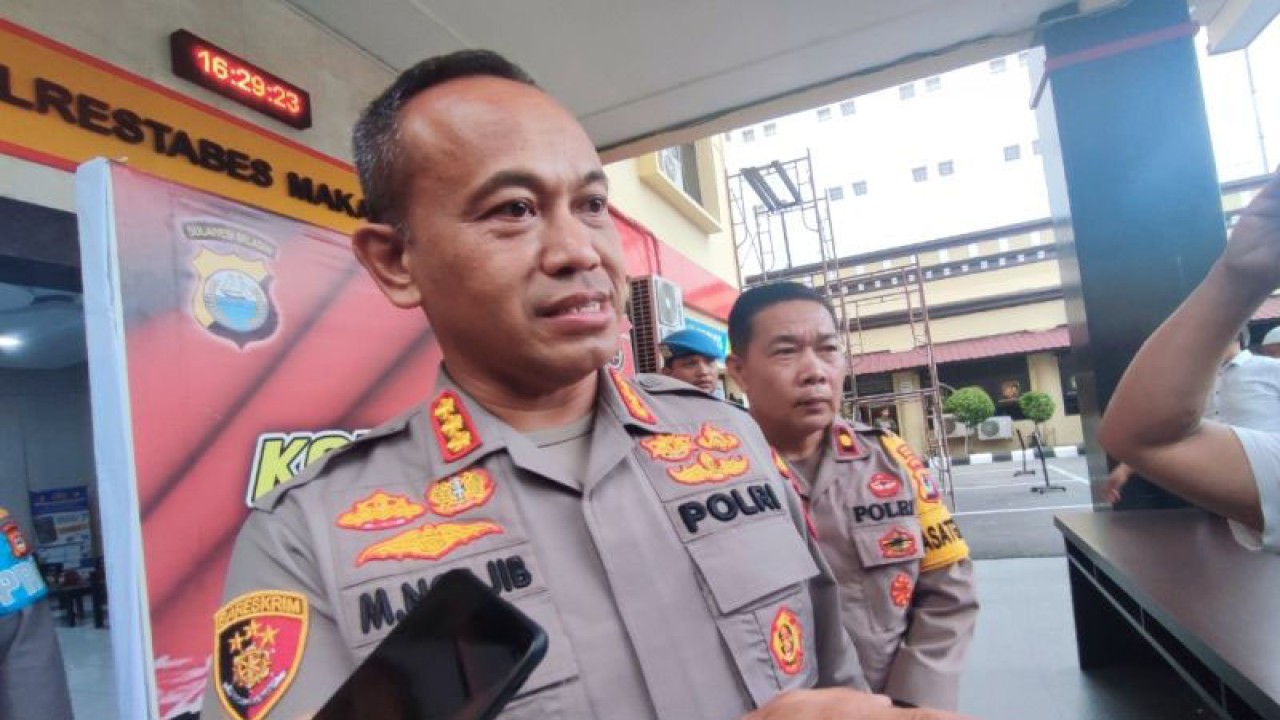 Kapolrestabes Makassar Komisaris Besar Polisi Mokhammad Najib (kiri) menjawab pertanyaan wartawan di kantornya usai rilis kasus di Makassar. ANTARA/Darwin Fatir